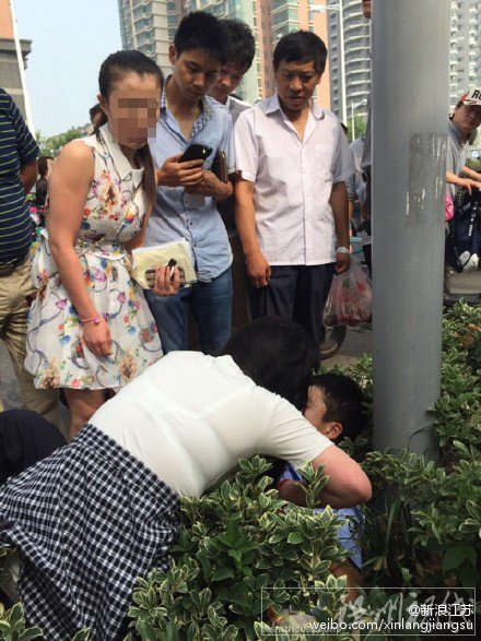 女子直接坐在交警身上搶