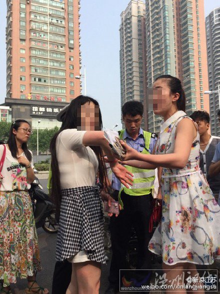 兩個女子真的都是女漢子