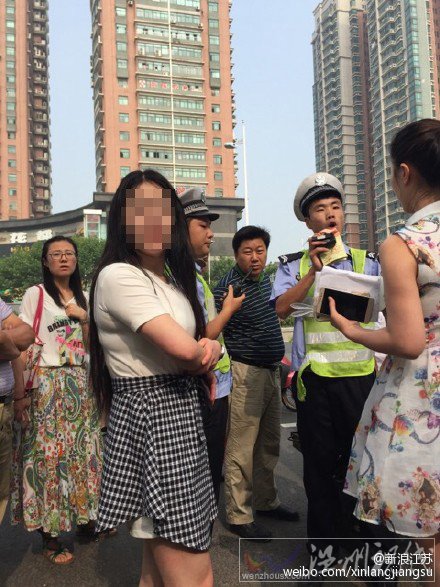 奔馳女怒撕交警褲子