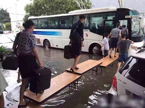 空姐水上走t臺(tái)