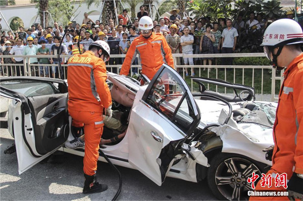 8月8日深圳一貨車(chē)側(cè)翻將轎車(chē)壓扁