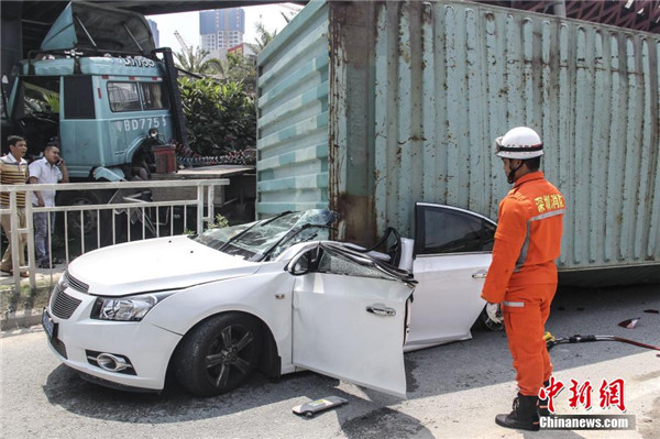 整理轎車(chē)幾乎被壓扁