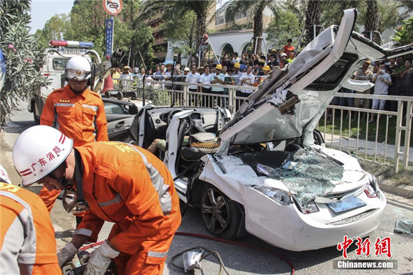 轎車(chē)前座的兩人當(dāng)場(chǎng)被壓死了
