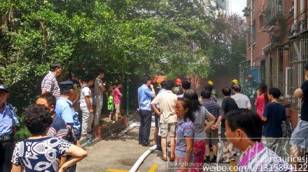 徐匯漕溪四村一居民樓發(fā)生火災(zāi)