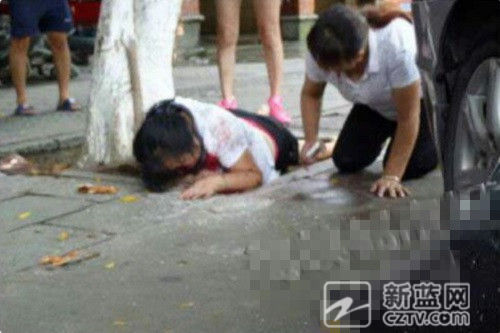 指揮倒車(chē)被碾壓