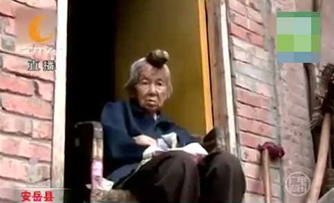 老太頭上長出獨角