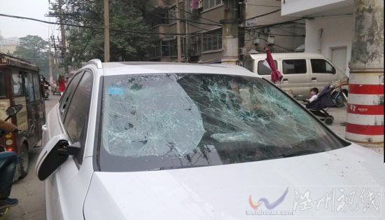 鄭州土豪女子砸自家豪車(chē)