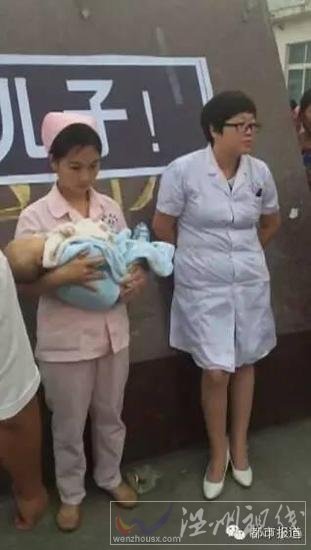 醫生被逼抱著孩子尸體