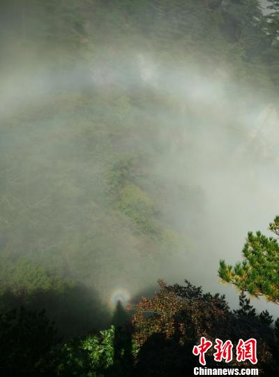 黃山出現(xiàn)雙佛光