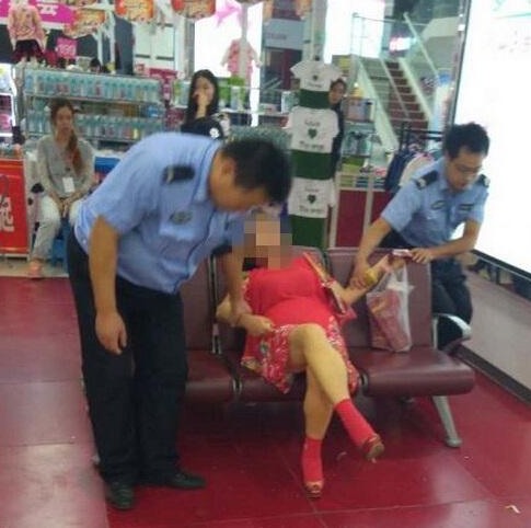 客運(yùn)站懷抱死嬰