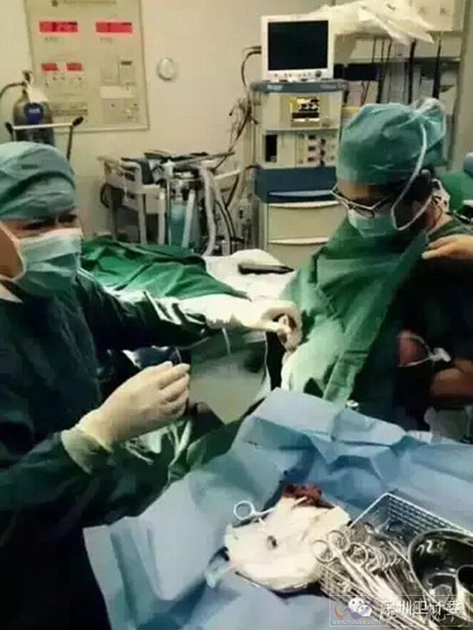 最美護士給手術中的嬰兒喂奶