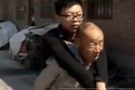 父親背兒上學(xué)15年 父親