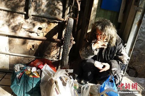 沈陽拾荒老人義務搞衛生：每天堅持擦垃圾桶