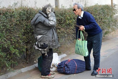 沈陽拾荒老人義務搞衛生：每天堅持擦垃圾桶