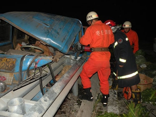 開車撞毀護欄睡著