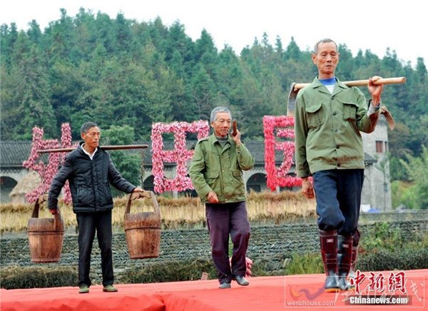大媽們肩挑、手提農具走T臺