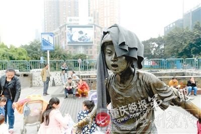 大媽將雕像當(dāng)衣架