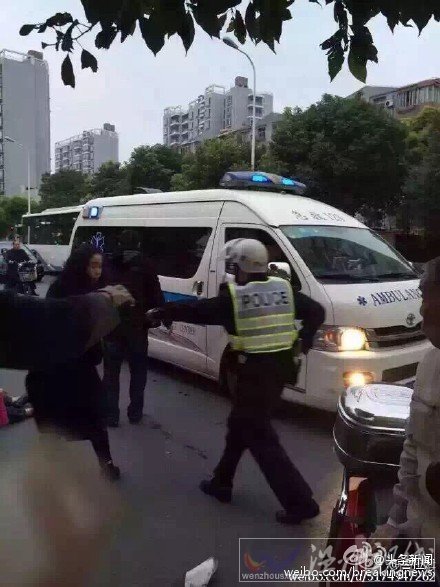 上海浦東轎車撞人