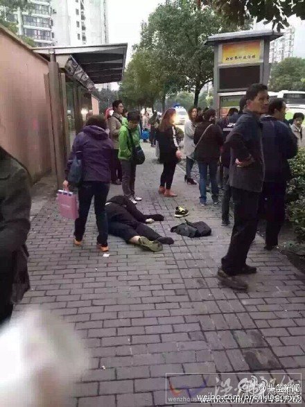 上海浦東一轎車沖進人群發生車禍