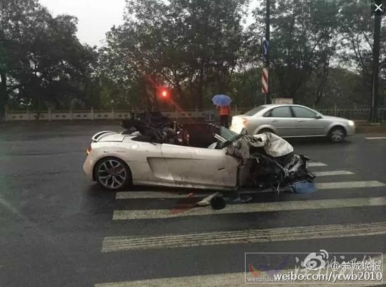 美女坐跑車副駕駛 發生車禍遭毀容