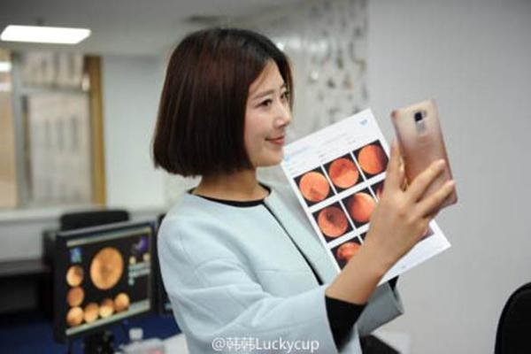 美女編輯曬胃走紅