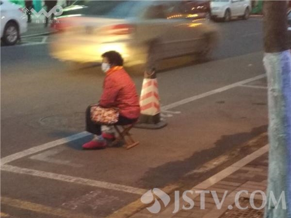 寒風中為孩占車位