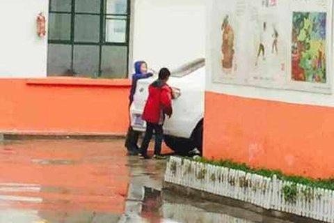 老師體罰差生擦車