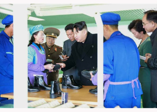 金正恩視察皮鞋廠