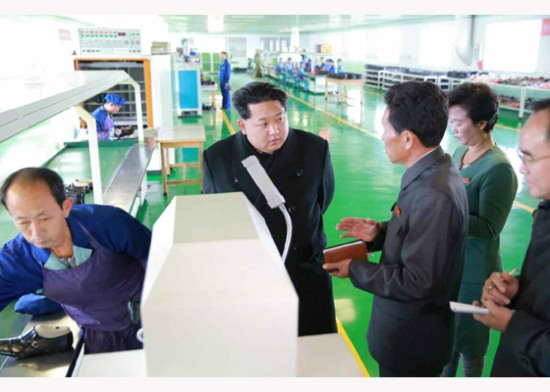 金正恩視察元山皮鞋廠