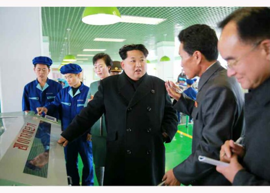 金正恩視察皮鞋廠