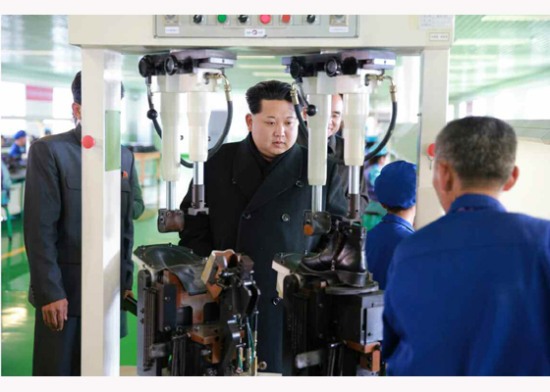 金正恩視察皮鞋廠