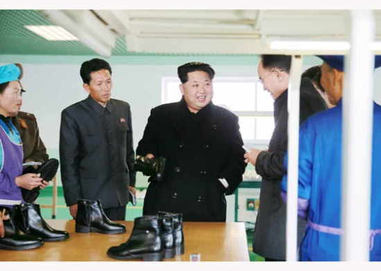 金正恩視察皮鞋廠