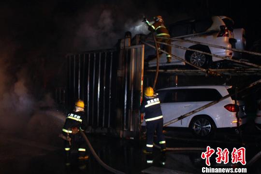部分豪車已被燒成空殼 郭向陽(yáng) 攝