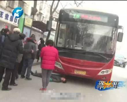 鄭州老人賭氣躺公交下