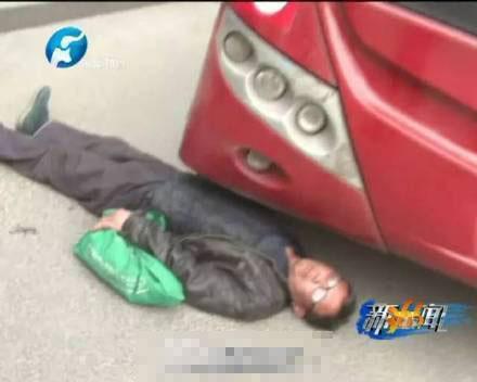 鄭州老人賭氣躺公交下