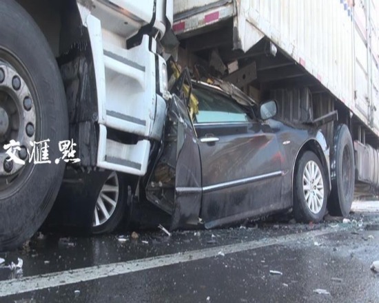 轎車(chē)遭貨車(chē)夾擊