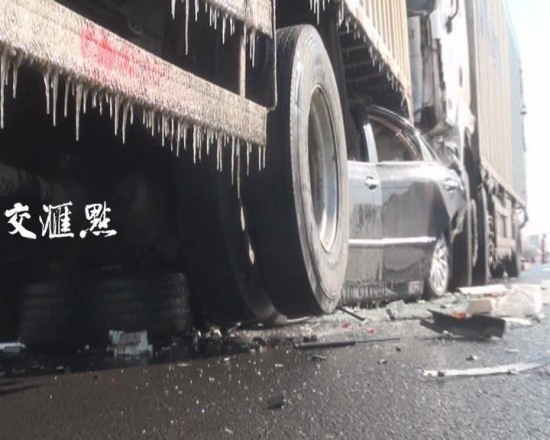 轎車(chē)遭貨車(chē)夾擊