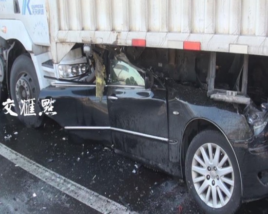 轎車(chē)遭貨車(chē)夾擊