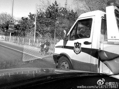 老人開輪椅上二環(huán)