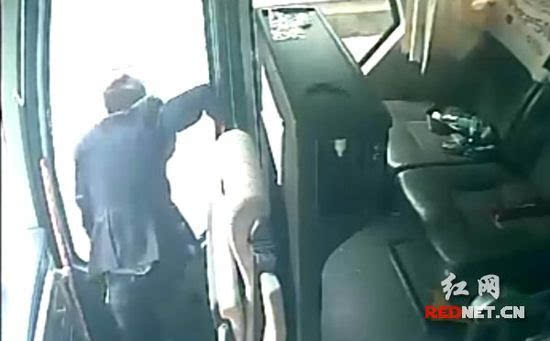 邵陽男子高速上跳車 毆打客車司機(jī)后跳車沒摔死