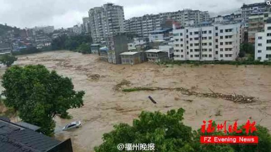 臺風尼伯特帶來暴雨