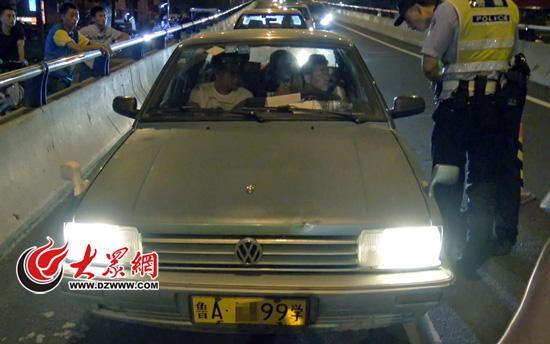 偷開(kāi)教練車(chē)去喝酒