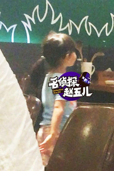 黃渤攜妻女會(huì)友 妻子與女兒正面照曝光