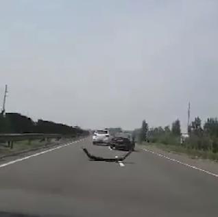 兩車(chē)高速飚車(chē)對(duì)撞