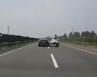 兩車(chē)高速飚車(chē)對(duì)撞