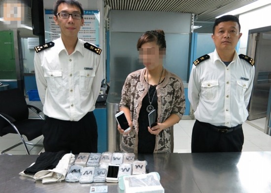 女子襠藏22部手機(jī)