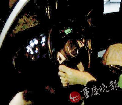 男子用腳掌開(kāi)車(chē)發(fā)生車(chē)禍