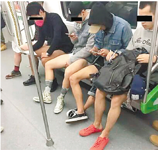 男生地鐵當眾脫褲