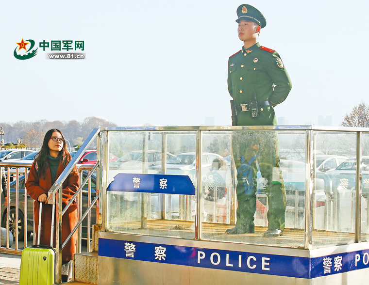 女大學(xué)生陪站崗