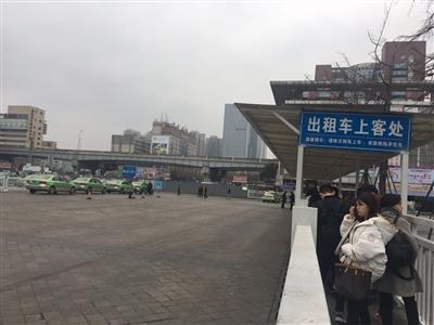 火車北站出租車上客處，一邊是排起長隊的乘客，一邊是寥寥可數的出租車。